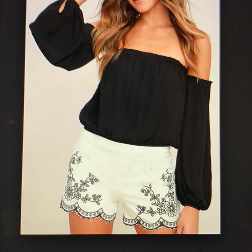 NWT Lulu’s white embroidered shorts size M